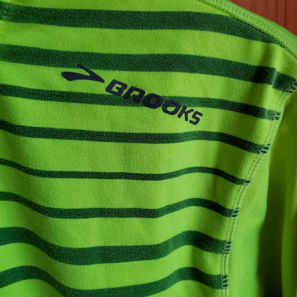 Brooks Dash 1/2 Zip Men's Neon Green Running Shirt size Small - Picture 2 of 9